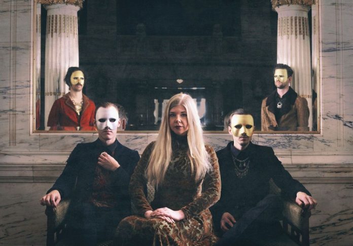 Spiral Skies - Band sentados y columnas PORTADA